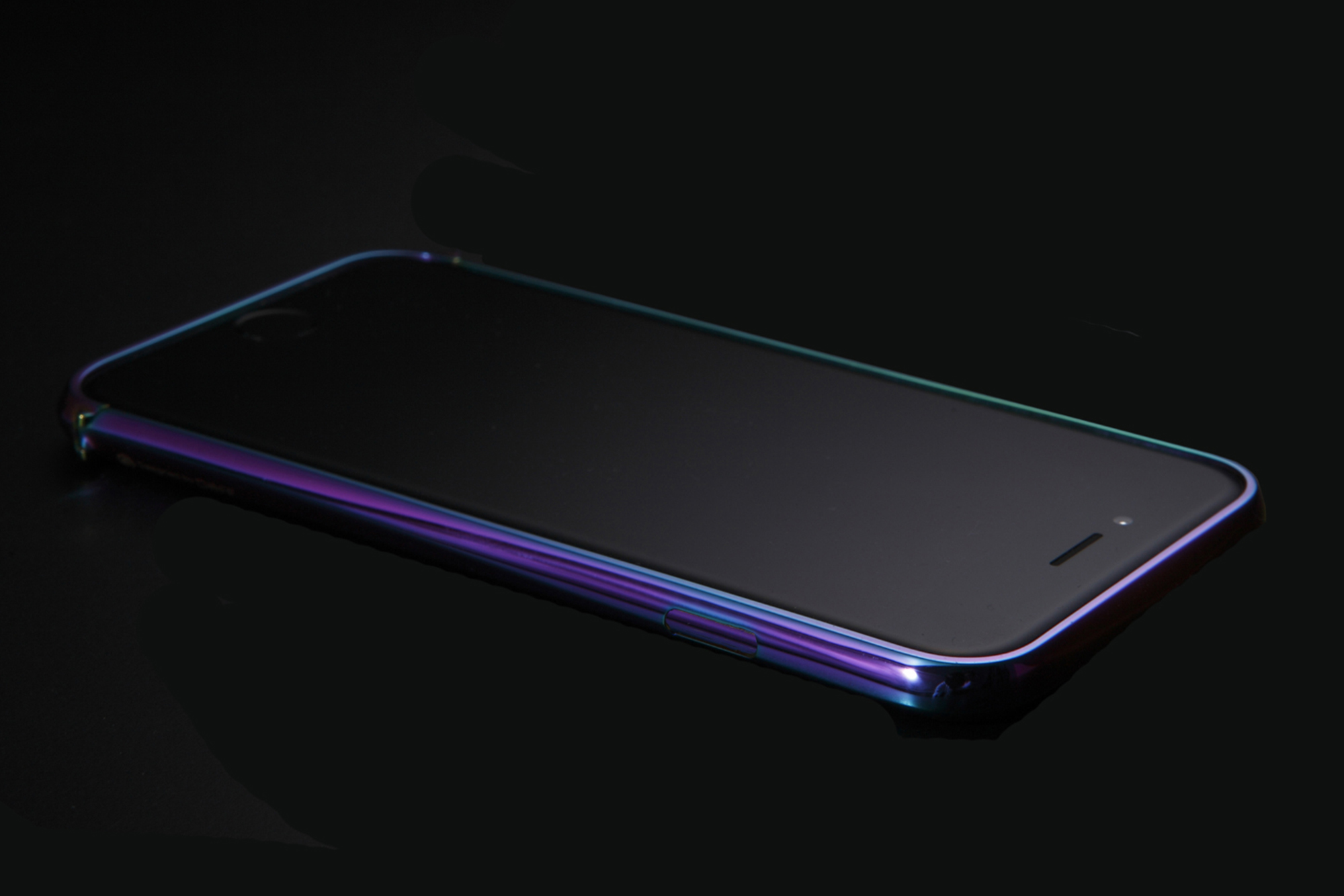 ステンレススチールを採用した新デザインのiPhone 6専用のバンパーを